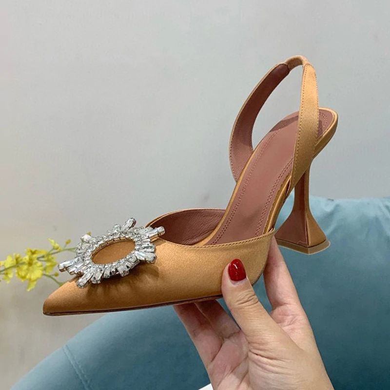 Сандалии, женские однотонные туфли-лодочки с острым носком и ремешком на спине, модные атласные сандалии с украшением из кристаллов, летние вечерние модельные туфли
