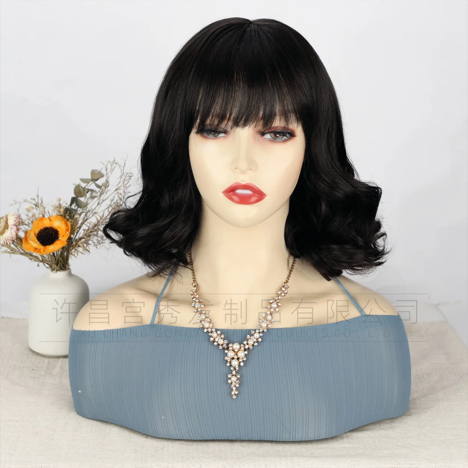 شعر مستعار نسائي قصير منفوش بآلية وردية يسلط الضوء على تجعيد الشعر من الألياف الكيميائية #4