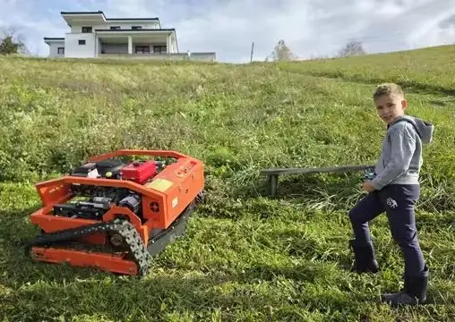 

Ширина резки 1000 мм, 4000 ㎡ Высокоэффективная самоходная газонокосилка с длительным сроком службы и гибким управлением