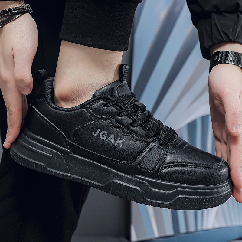 أحذية رجالية ربيعية جديدة قابلة للتنفس، أحذية رياضية كاجوال متعددة الاستخدامات وعصرية، أحذية رياضية بيضاء مضادة للانزلاق ونعل ناعم ومنخفضة