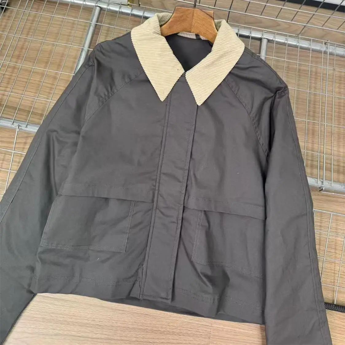 Jaqueta de Couro Wax com Detalhe de Zíper e Gola Blo, Nova Coleção de Outono WMXZ, Casual e Versátil para Mulheres