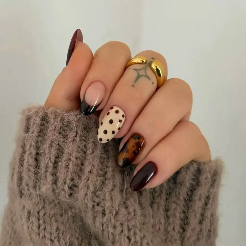 24 pezzi marrone francese a pois design unghie finte breve testa rotonda unghie finte premere su punte per unghie artificiali staccabili a copertura totale