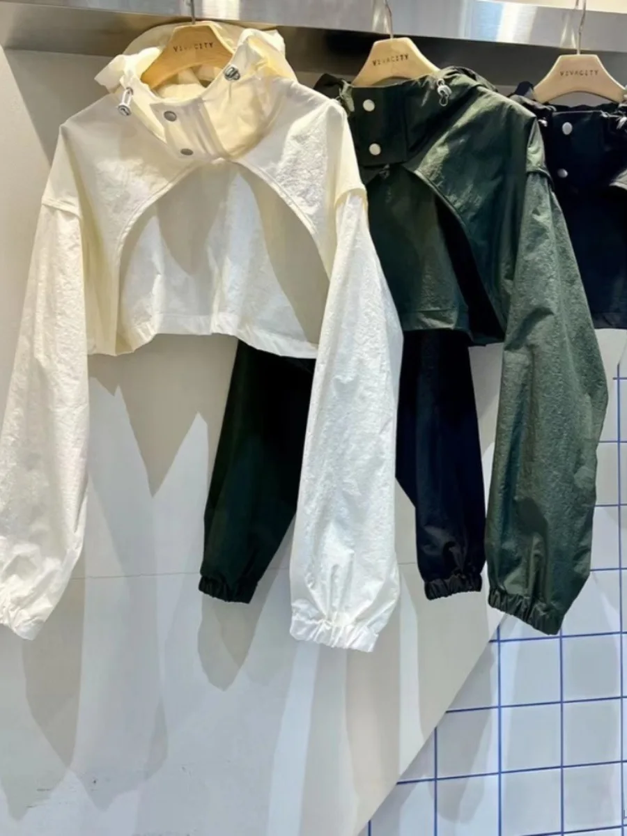 سترة نسائية ذات لون نقي وأكمام طويلة وقلنسوة للحماية من الشمس لصيف 2023 نمط جديد للتنقل من ألياف البوليستر نموذج رفيع