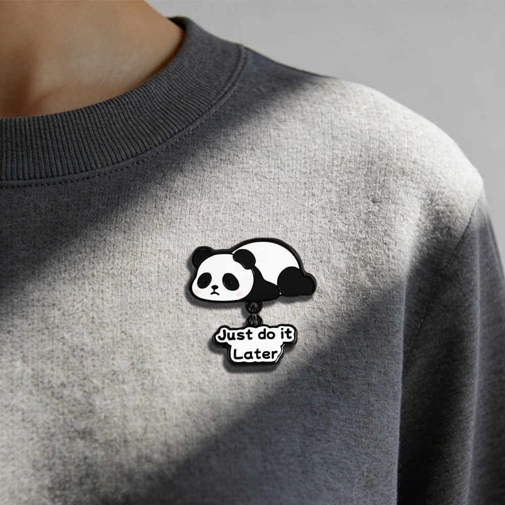 Panda-Prokrastination-Brosche „Just Do It Later“, lustiges Slogan-Abzeichen, Cartoon-Tier-Anhänger, Emaille-Pin, Dekoration zur Stressreduzierung, Geschenk – Detail 7