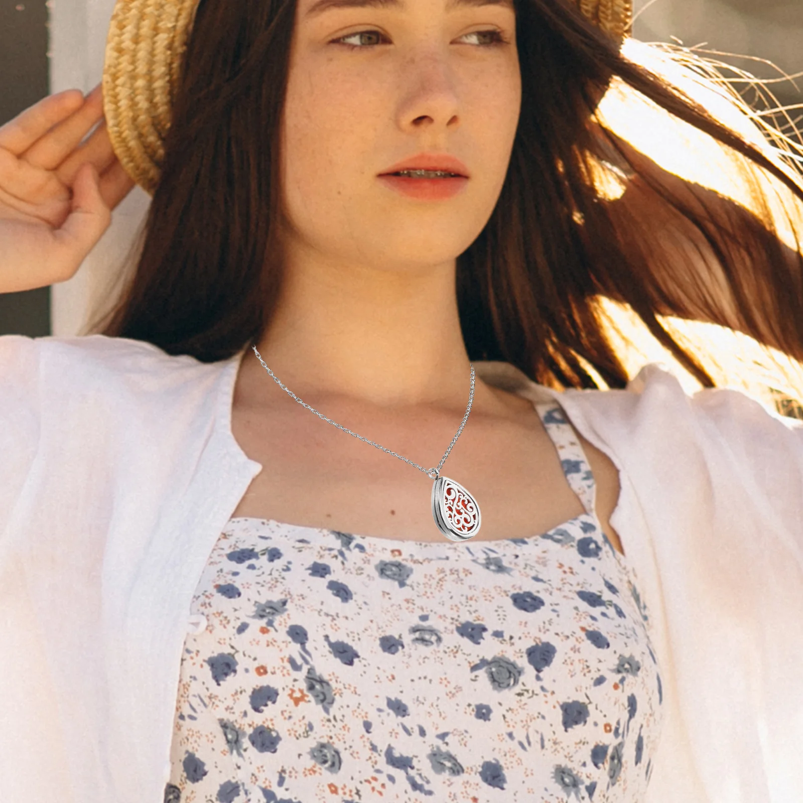 

Essential Oil Necklace Water Drop Scent Hollow Design Aroma Diffuser Pendant Stainless Steel Jewelry Women Teardrop Shape