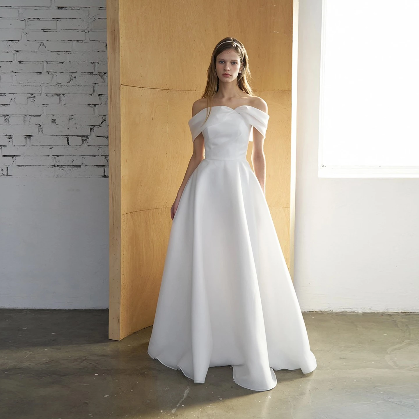 

Off The Shoulder Organza Wedding Dress A Line Floor Length Simple Bridal Gown Lace Up Back 웨딩드레스 Bridal Photoshoot Dress