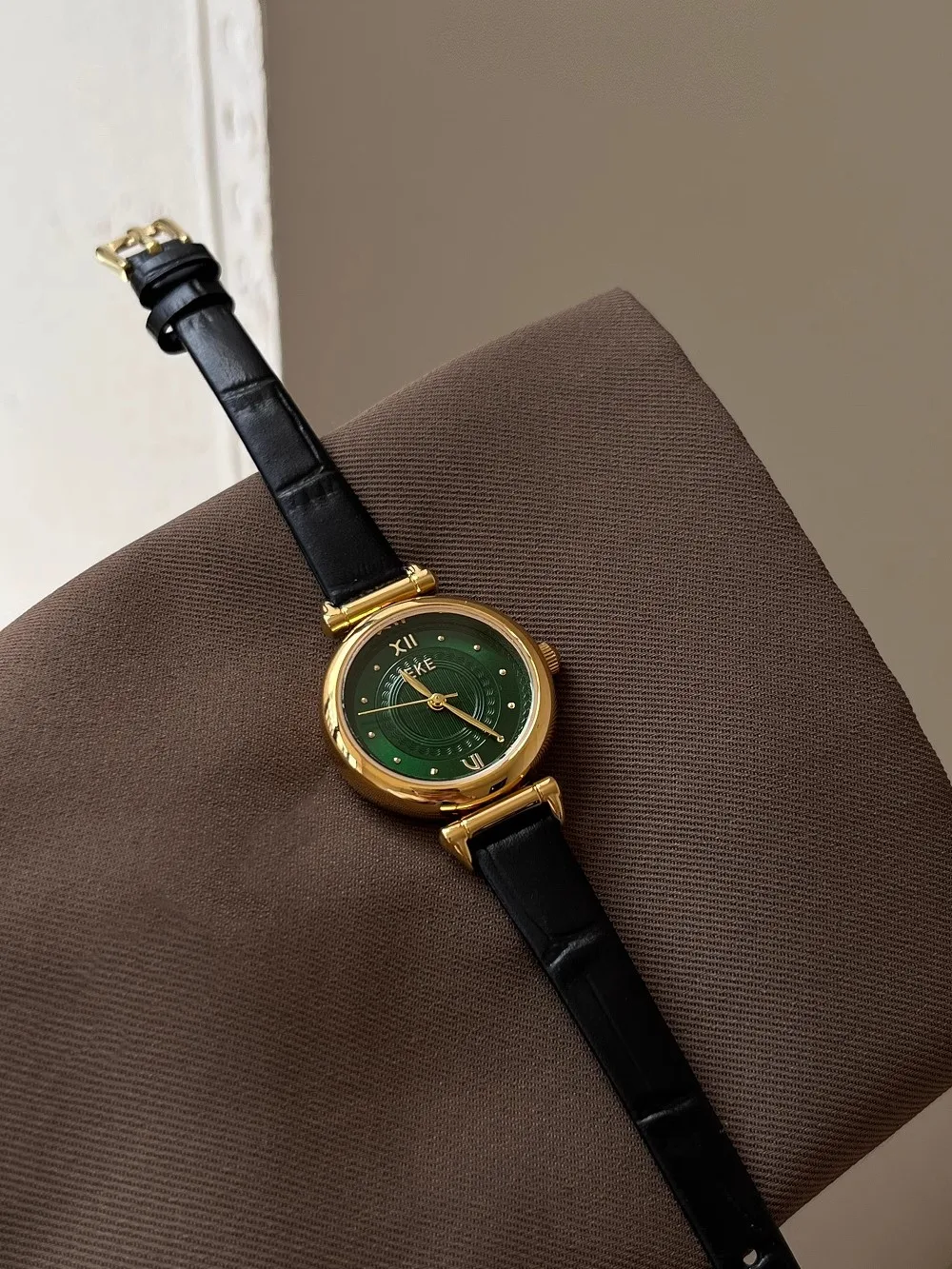 Fashion temperament minimalist luxury green dial with belt strap quartz movement women's watch