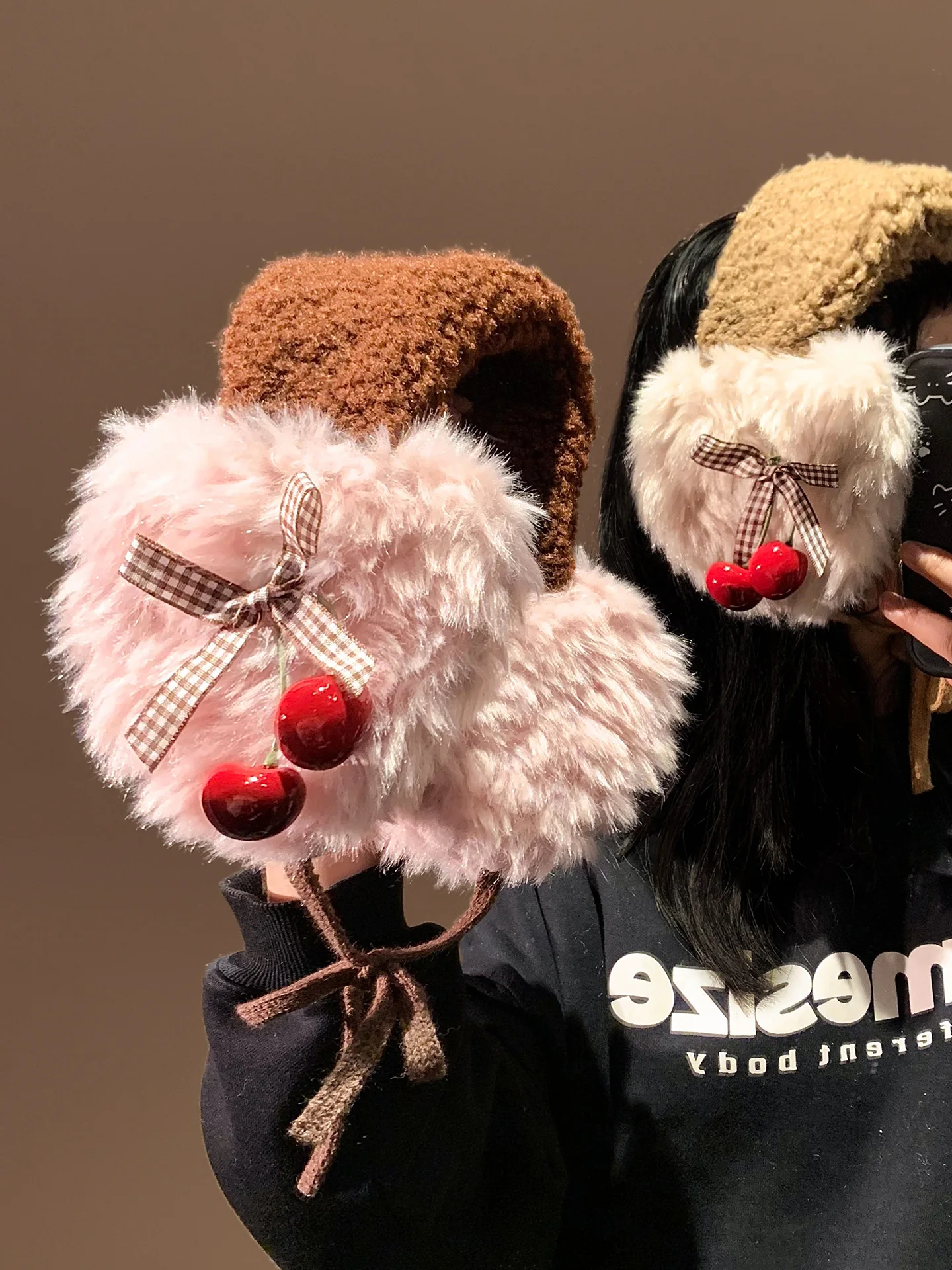 paraorecchie-in-peluche-con-fiocco-a-forma-di-ciliegia-caldi-e-protettivi-per-l'inverno-ideali-per-la-protezione-delle-orecchie-durante-le-attivita-ciclistiche-resistenti-al-freddo-perfetti-per-un-look-dolce-e-per-l'uso-quotidiano