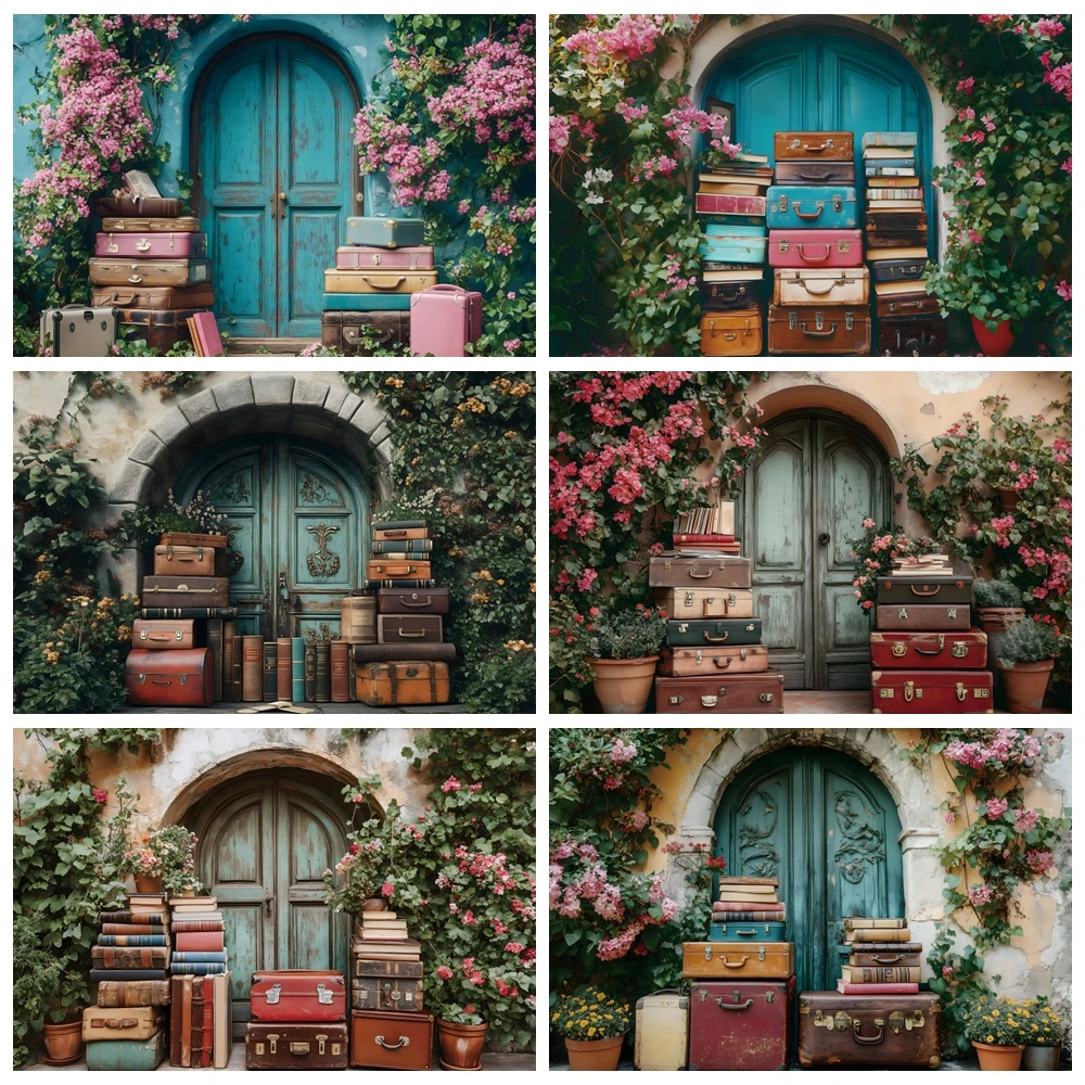 Fondo de fotografía de vides de flores de jardín, Maleta Retro, puerta de madera azul, reloj de pared de flores, varias cajas, retrato de bebé, fondo