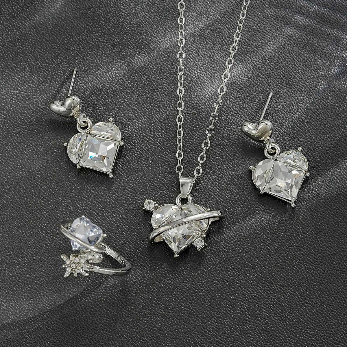 Korea New Hot Sale Peach Heart Cutting Pendant Earrings Necklace Rings Light Luxury Design Three-Piece Sets Trend Paty Jewerly