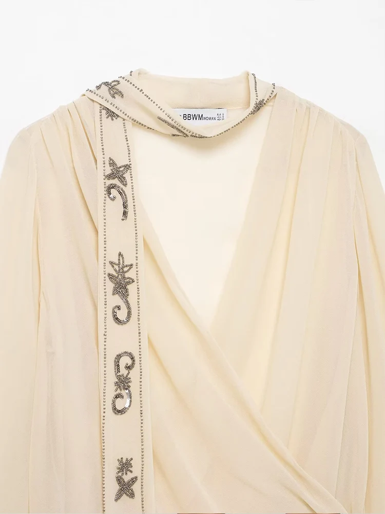 Neue Damenmode im europäischen Stil: eine vielseitige und elegante Georgette-Schalbluse mit Perlenverzierungen.