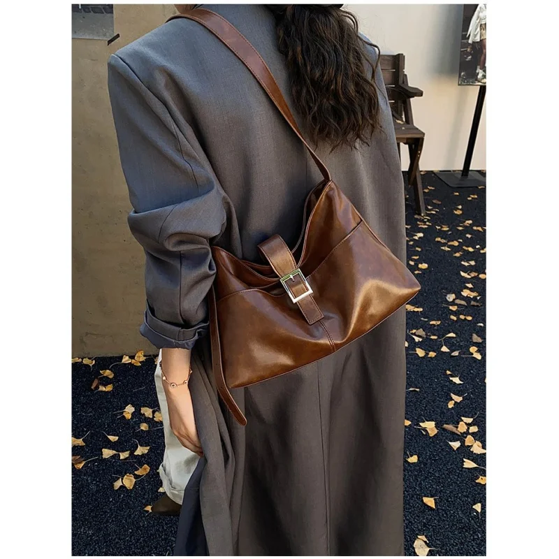 حقيبة يد نسائية مصنوعة من جلد البوبكات المطبوع تتميز بمظهر عصري يومي وواسع وناعم #3