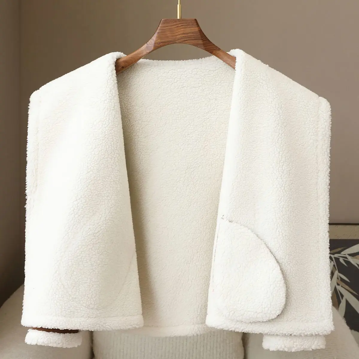 معطف ربيعي جديد لعام 2025 بياقة كبيرة وسترة من الصوف الجسيماتي مقص كاجوال من الأغنام للنساء ﻿