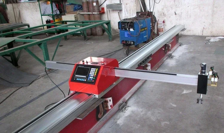 آلة قطع البلازما المحمولة باستخدام الحاسب الآلي لقطع الصفائح المعدنية مع مشعلين من البلازما واللهب