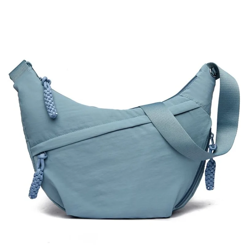 

Модная винтажная кожаная сумка-клатч для вечерних мероприятий в простом, элегантном минималистичном стиле, однотонная.