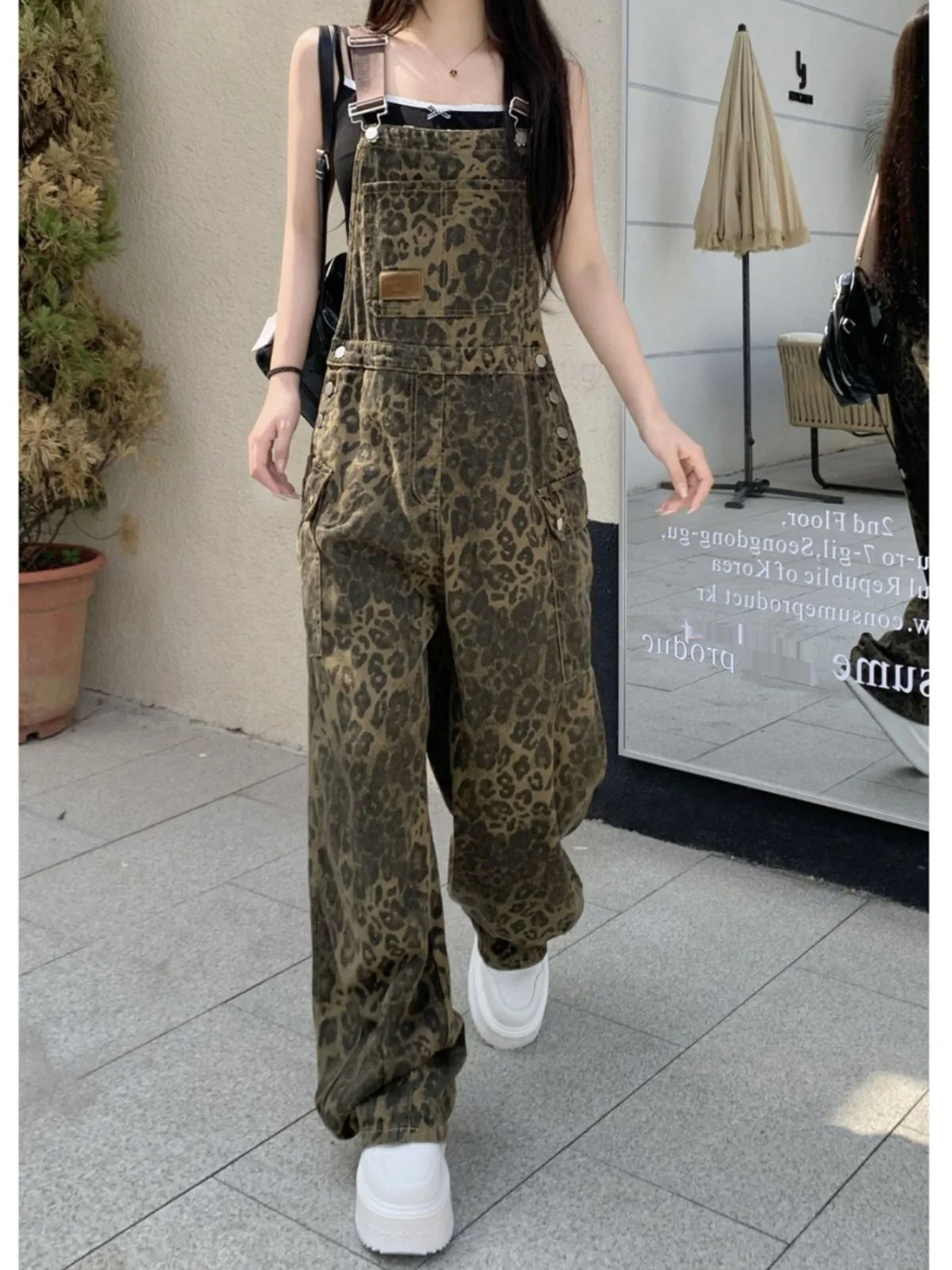 กางเกงยีนส์เอี๊ยมลายเสือดาวสไตล์อเมริกันย้อนยุค ทรงหลวม ขากว้าง สำหรับผู้หญิง แนวเวิร์คแวร์ ทันสมัย