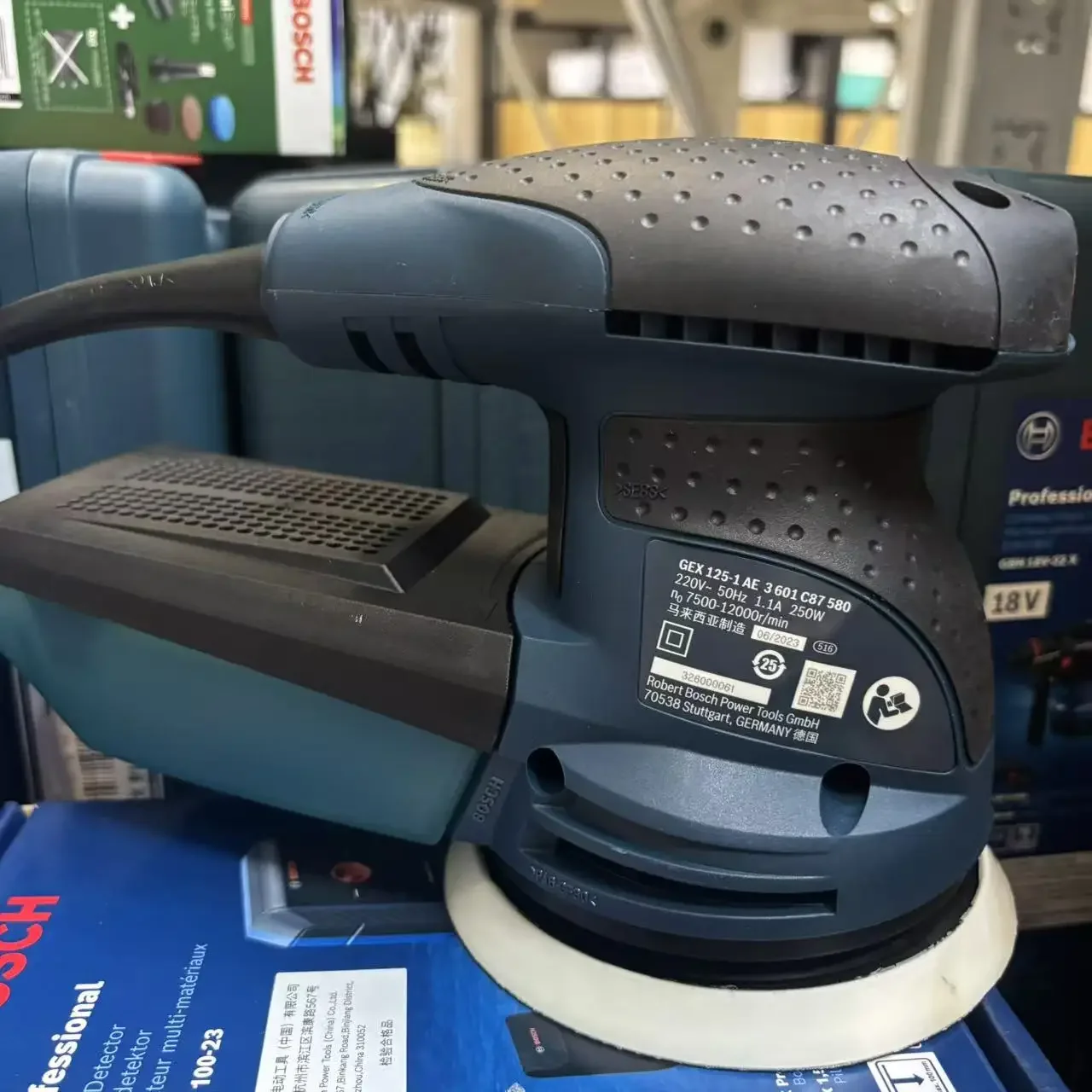 Bosch GEX 125-1AE Handheld Orbital Sander Steady Grinding Performance for Daily Wood Buffing and Household Refurbishment Needs view 3