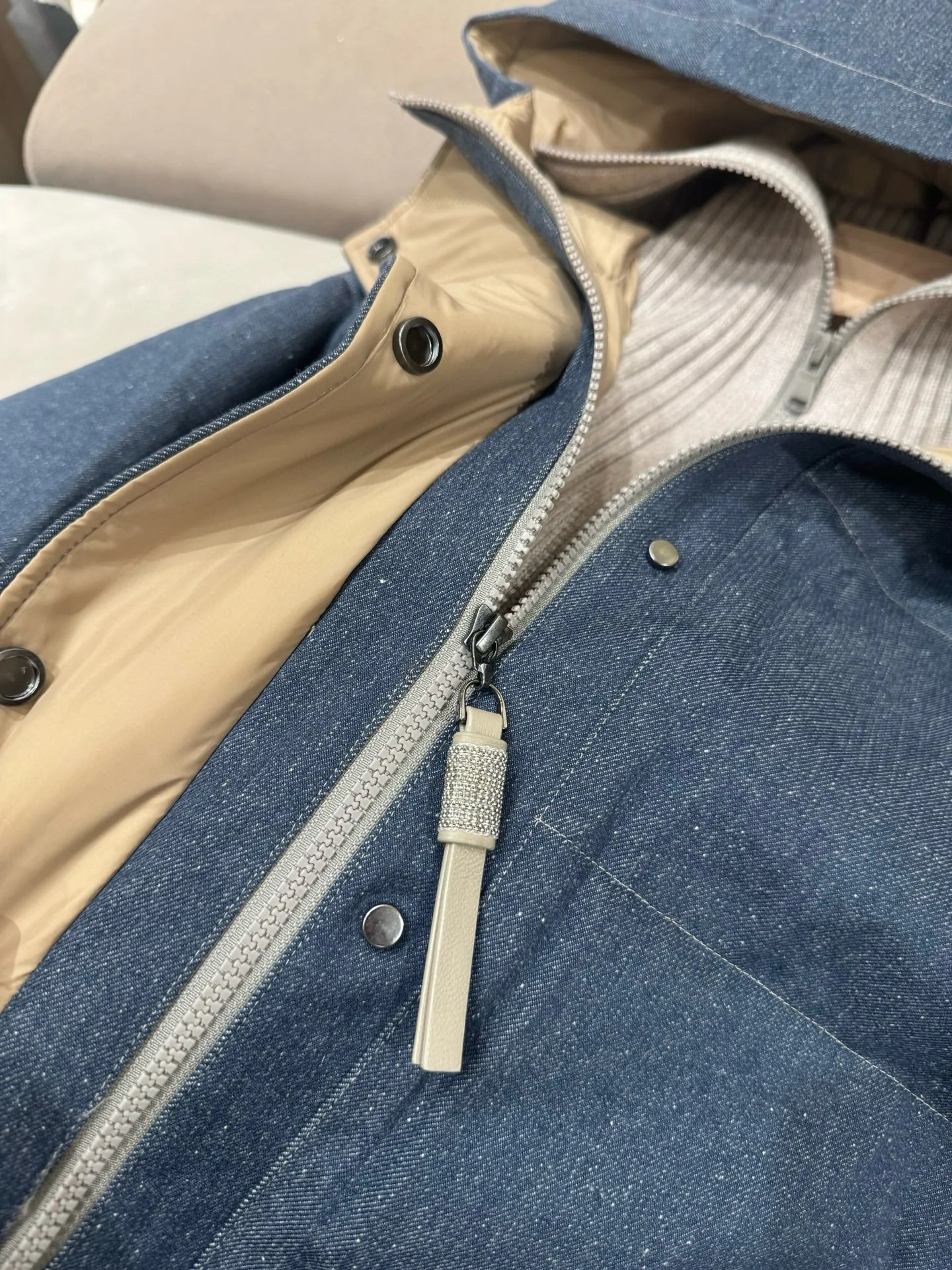 سترة نسائية شتوية جديدة عالية الجودة محبوكة بغطاء للرأس من ريش الإوز