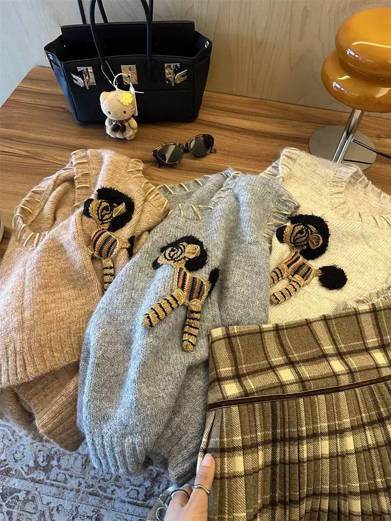 

Женские вязаные жилеты на осень: мягкие, плюшевые, в стиле ретро, с круглым вырезом, приталенные, в стиле колледж, с стразами и в горошек, универсальные