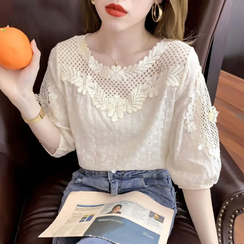 Temperament Fashion Summer Women\'s Solid O-Neck Embroidered Hollow Lace Sweet French Style Three Half Sleeve Loose Shirts Tops