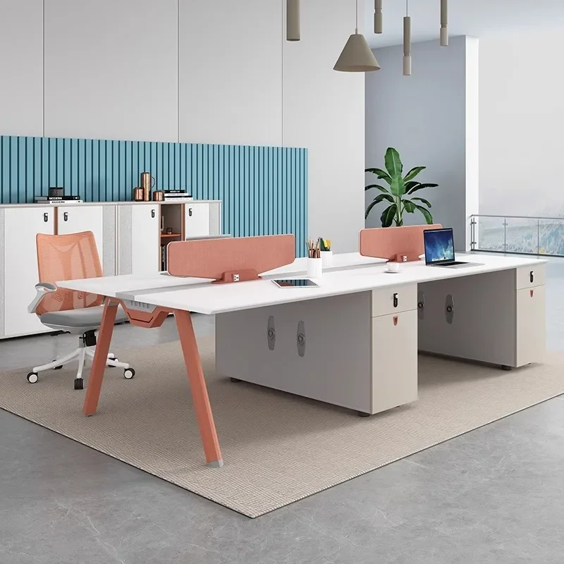 

Комплект офисной мебели: стол и стул, простая современная рабочая станция для персонала