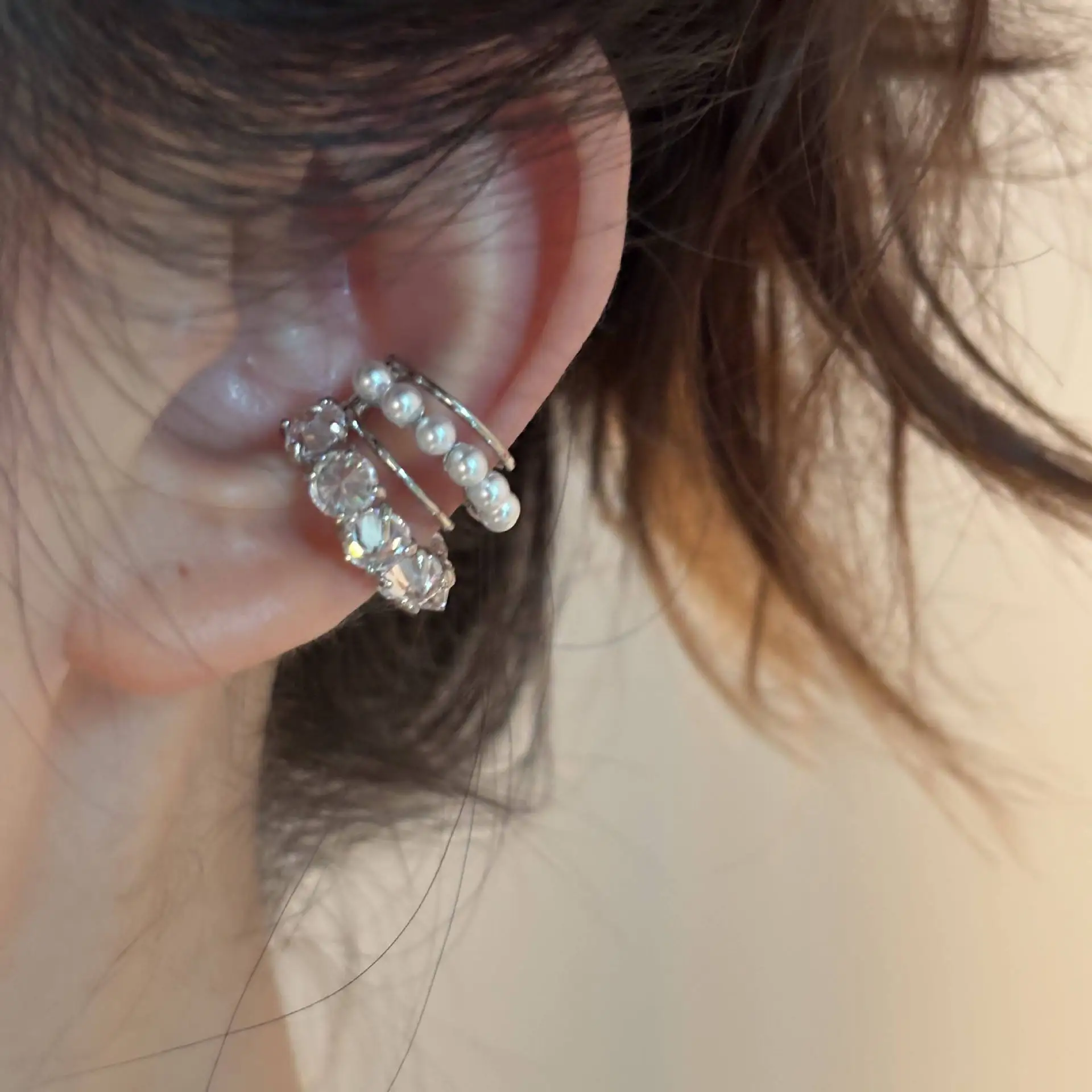 Neue Nischen-Luxus-Ohrclips mit Zirkonia und mehrschichtigen Perlen, schmerzfreie Ohrclips für Damen, für runde Gesichter, schöne High-End-Ohrringe