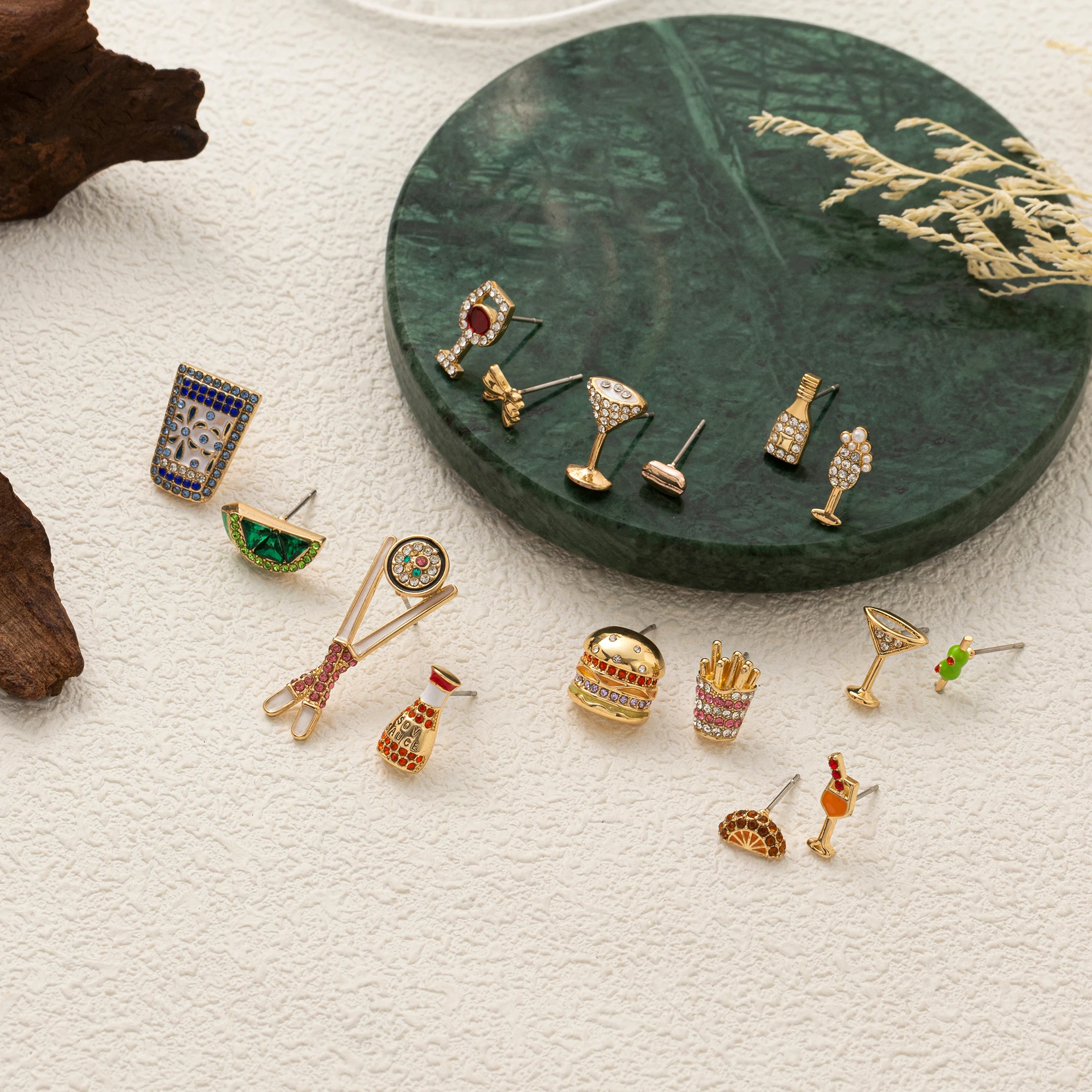 Ins غير المتماثلة الأقراط الماس الكامل الإبداعية الإفطار كوكتيل لطيف شخصية ترصيع للنساء