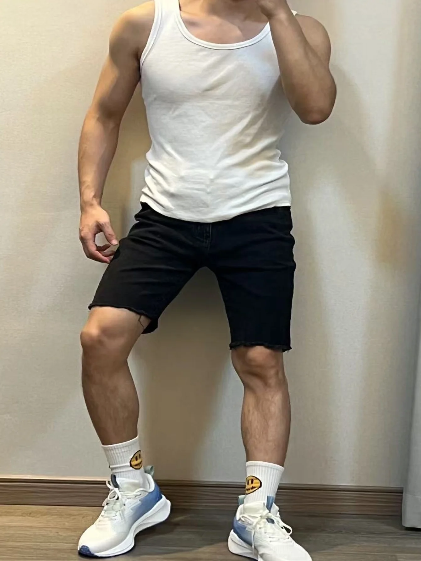 

Винтажные черные джинсовые шорты для мужчин в стиле Y2K, идеально подходят для свиданий. Аксессуары и ремни в комплект не входят.