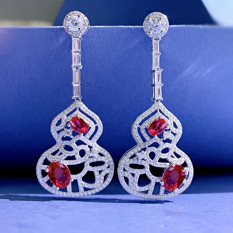 

New Red Gourd Earrings for Women with Hollow Out 6 * 8 Oval Small Audience High end Light Luxury Fashion Earrings