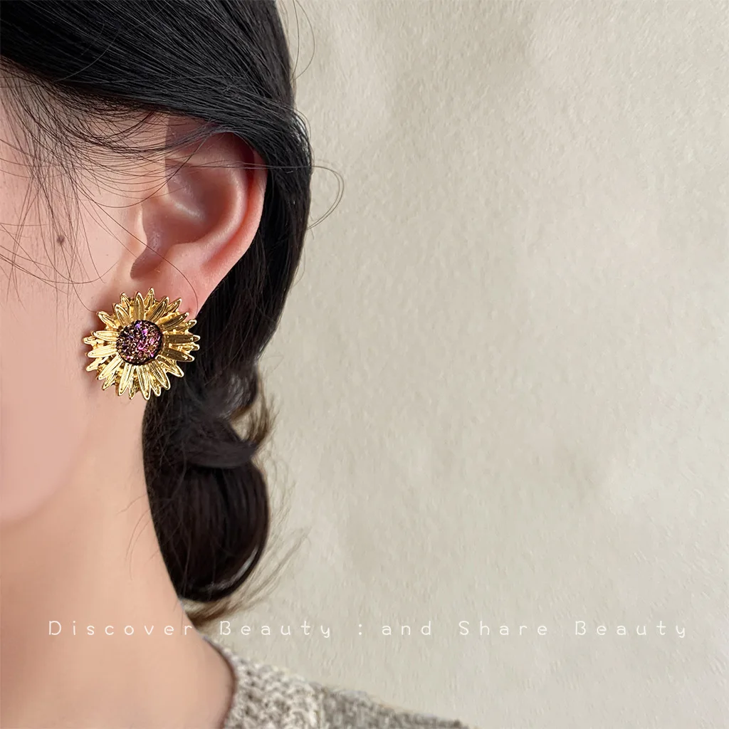 DIY accessories Medieval fashionable C-shaped earrings, niche high-end love studs, European and American light luxury style temp