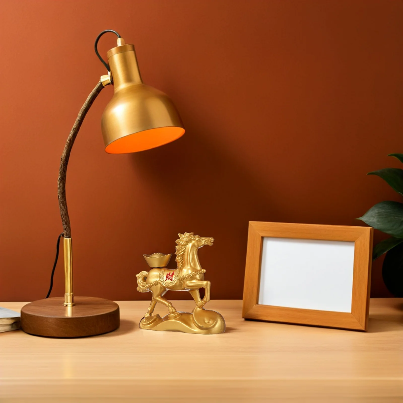 Elegancka mosiężna statuetka konia, pozłacana rzeźba do dekoracji biurka, symbol Feng Shui, symbol prosperacji, mini konik, element sztuki.