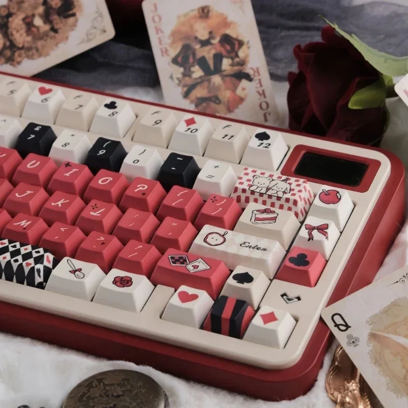 

Фэнтезийный дом карточек, колпачки для ключей на заказ, PBT Cherry Profile, колпачки для ключей Алиса, красный и черный, милый мультяшный аниме, кепка для ключей, подарок для геймеров