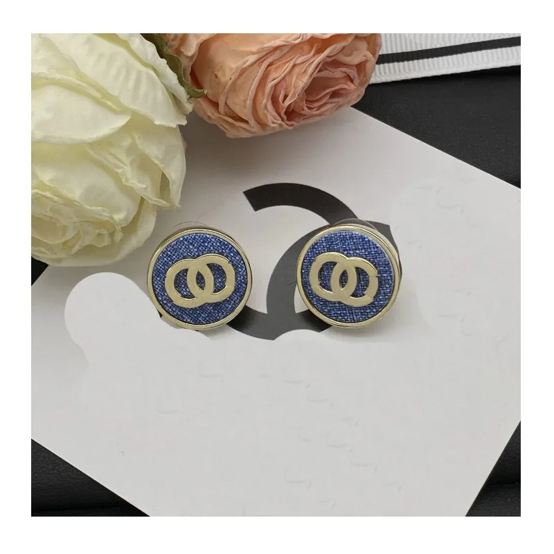 

Новые маленькие серьги-гвоздики, двойные серьги-гвоздики с буквами в стиле легкой роскоши, нишевая модель, с точными буквами, высококачественная застежка-игла