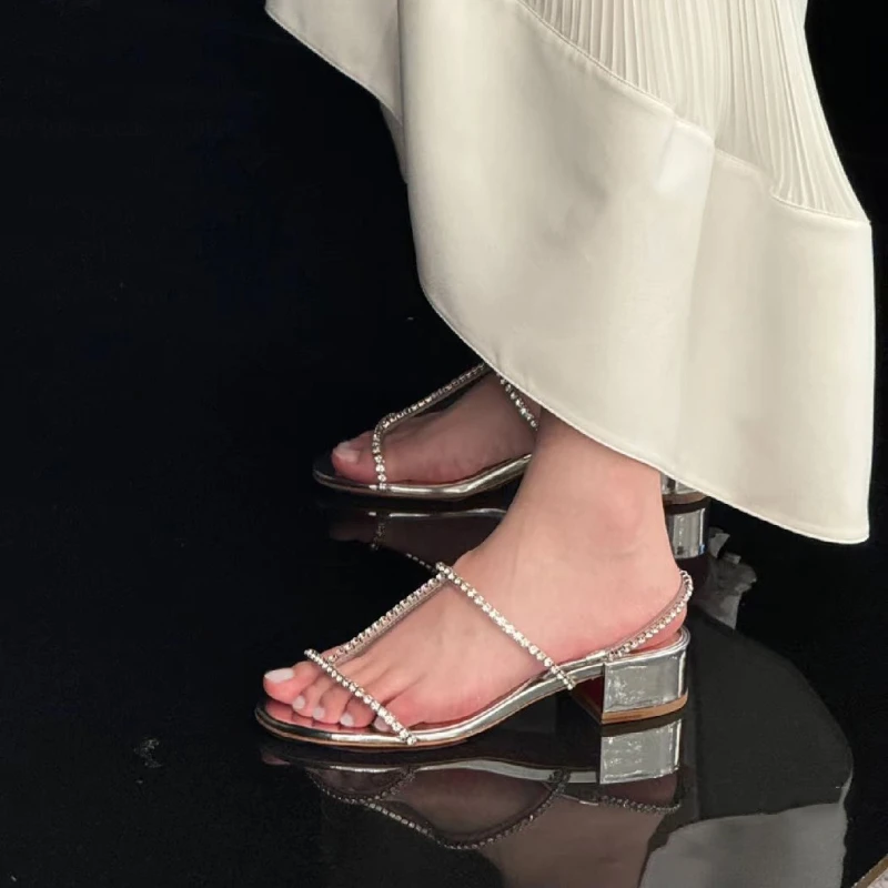 

Exquisite French Fairy Feng Shui Diamond Dew Toe Sandals for Women in Summer 2025, Silver One Word Straw with Square Heel