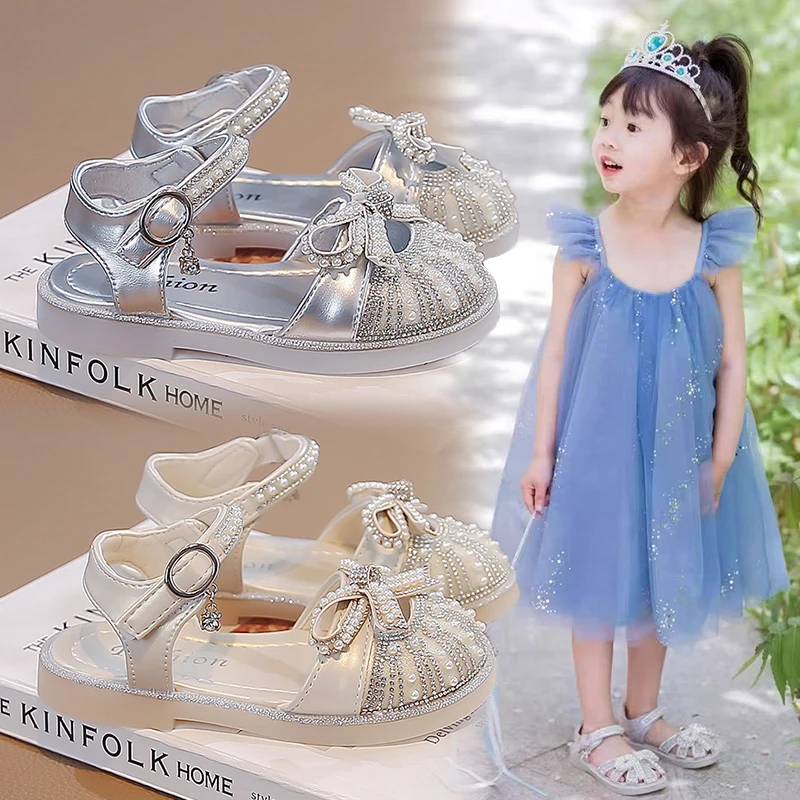 

Детские кожаные сандалии для девочек с блестящим бантом, новинка 2026 года, летние, для вечеринок, свадеб, мягкая подошва, удобные, для школы и выступлений