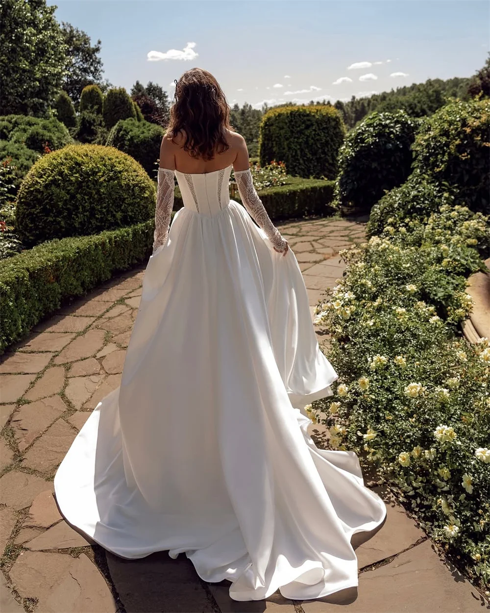 ชุดแต่งงานสีไอวอรี่แบบสั่งตัดพิเศษจากโคจิโอ คอวีเว้าลูกไม้ แขนยาวผ่าข้างสูง กระโปรงทรงเอไลน์ ชายกระโปรงยาวแบบทีร์เทรน สำหรับงานพิธีการ