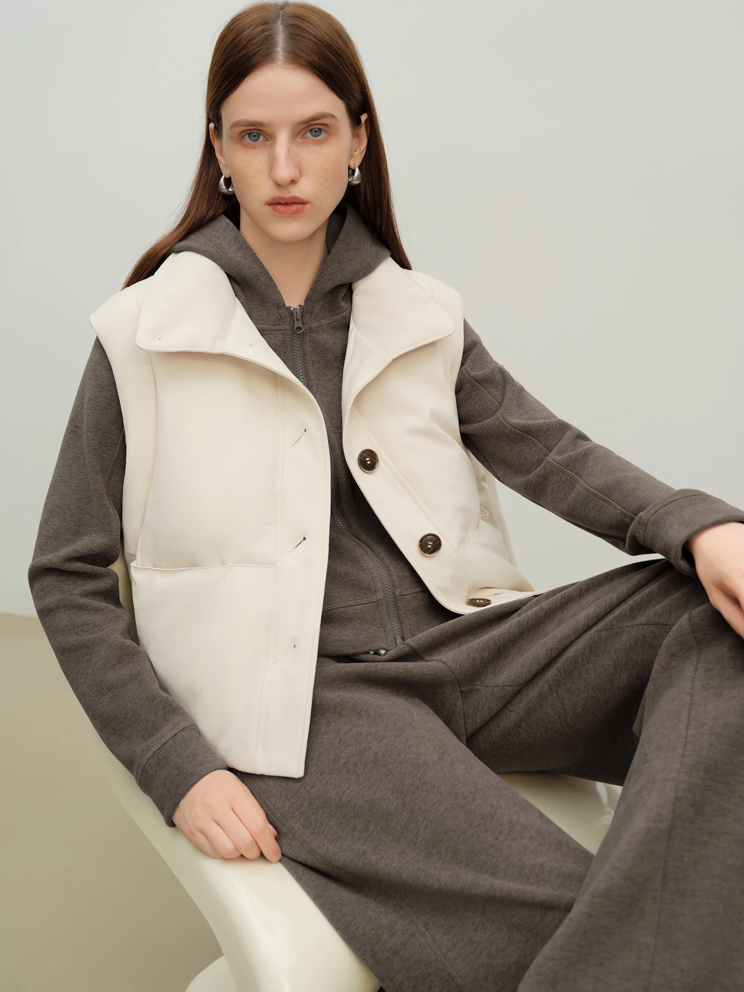 ZIQIAO Stand Collar Beige Sleeveless Down Vest Women 2025 New Down Jacket Light and Warm Simple Loose Commuting