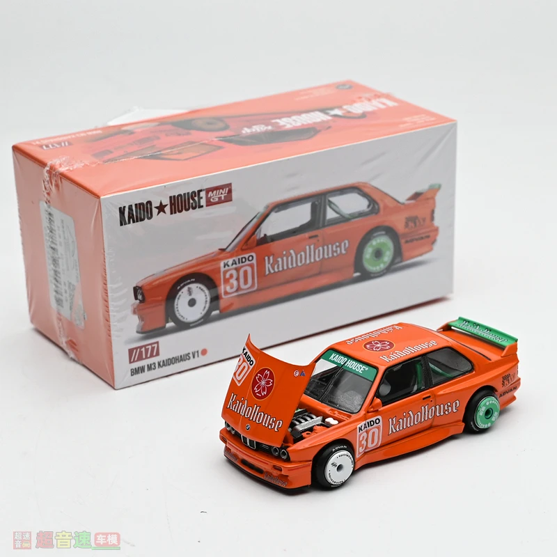 Em estoque: 1:64 BMW M3 V1 modelo de carro de liga de simulação fundida, brinquedo de presente de festival para meninos, ornamento colecionável decorativo para adultos.