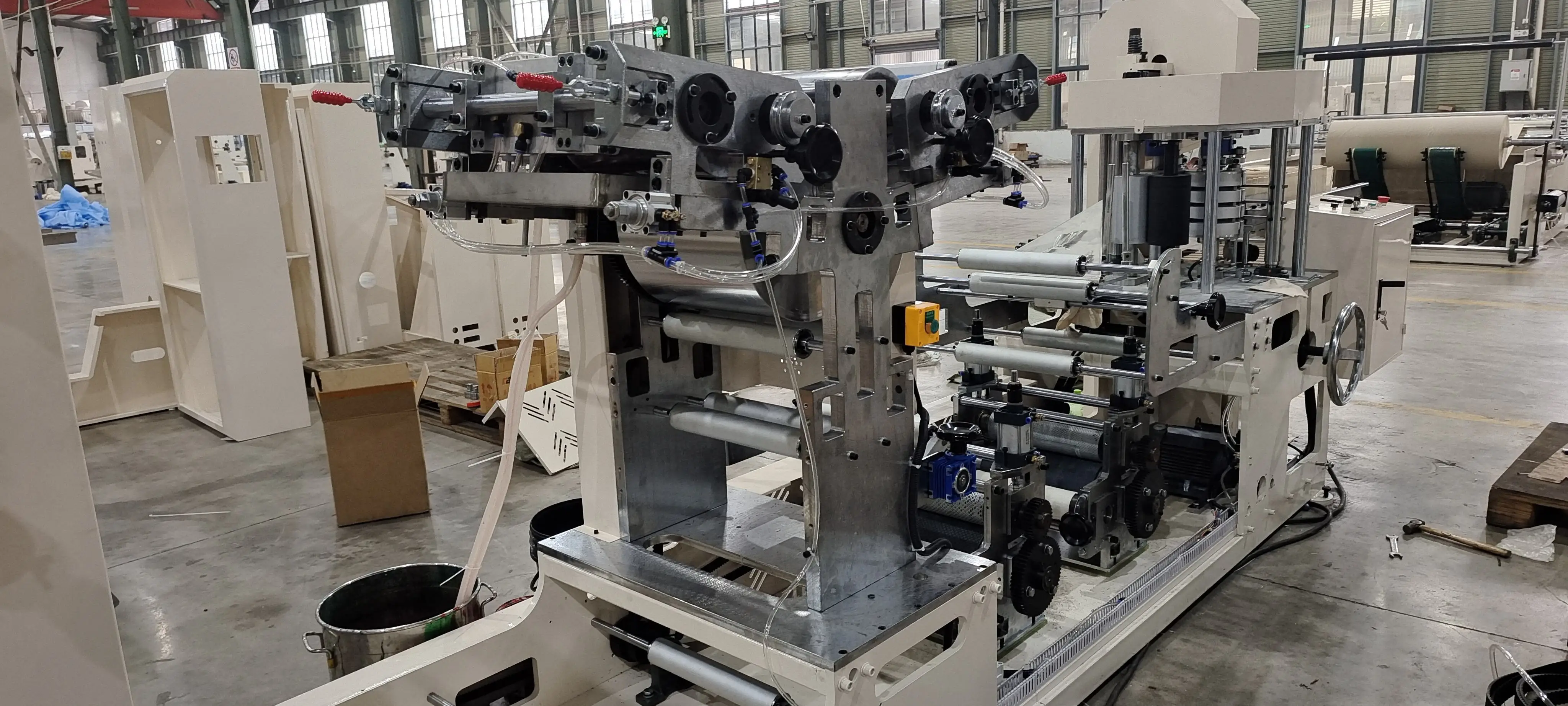 Macchina confezionatrice standard per asciugamani in tessuto per tovaglioli con stampa di carta velina completamente automatica per hotel