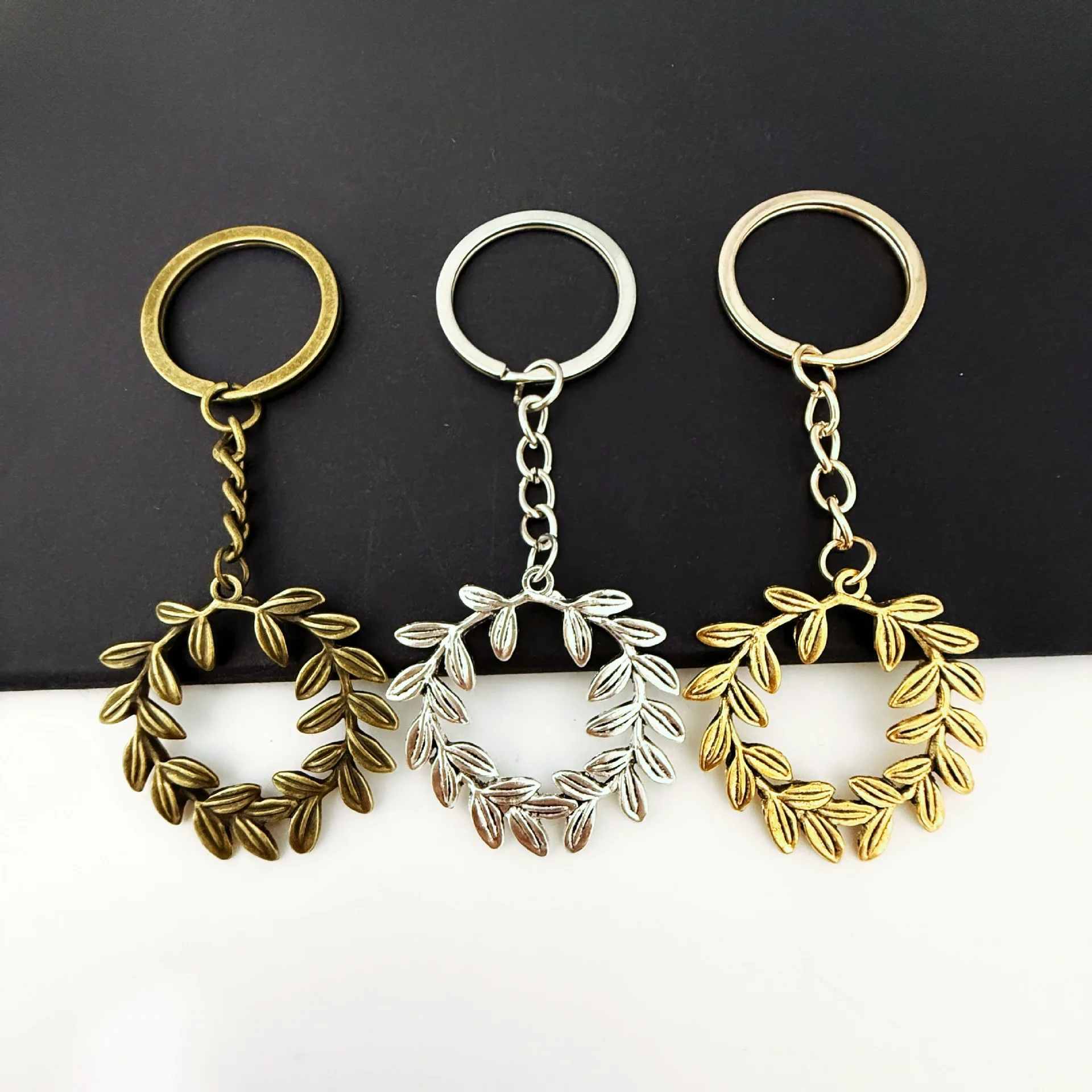 Llavero decorativo DIY de aleación hueca relleno de aceite con diseño de corona, colgante de joyería hecho a mano con forma de flor de olivo redonda, venta al por mayor disponible