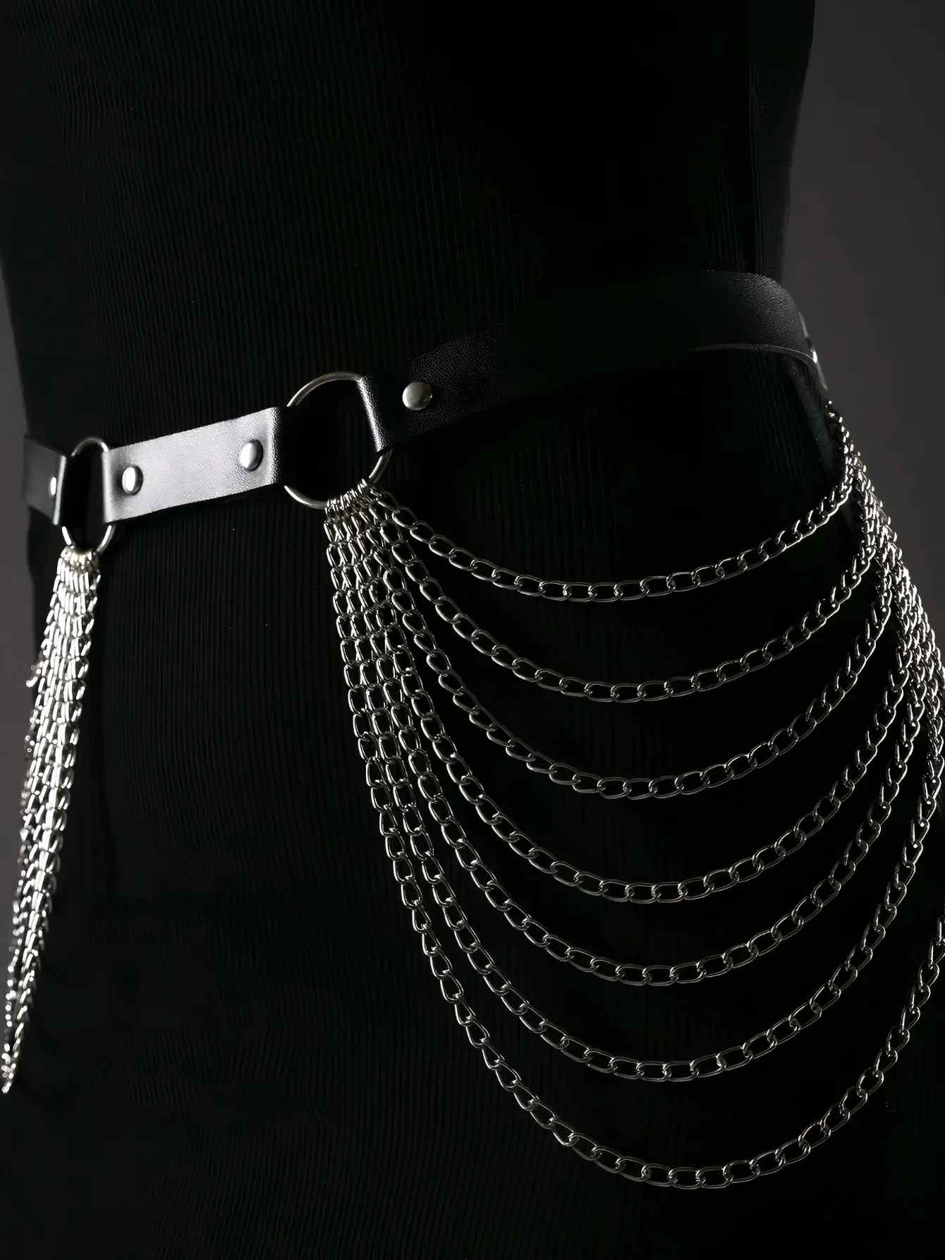 

Eye-Catching Chain Belt - Silver Dangle Chains - Adjustable Closure - Enhances Your Look - Versatile Piece