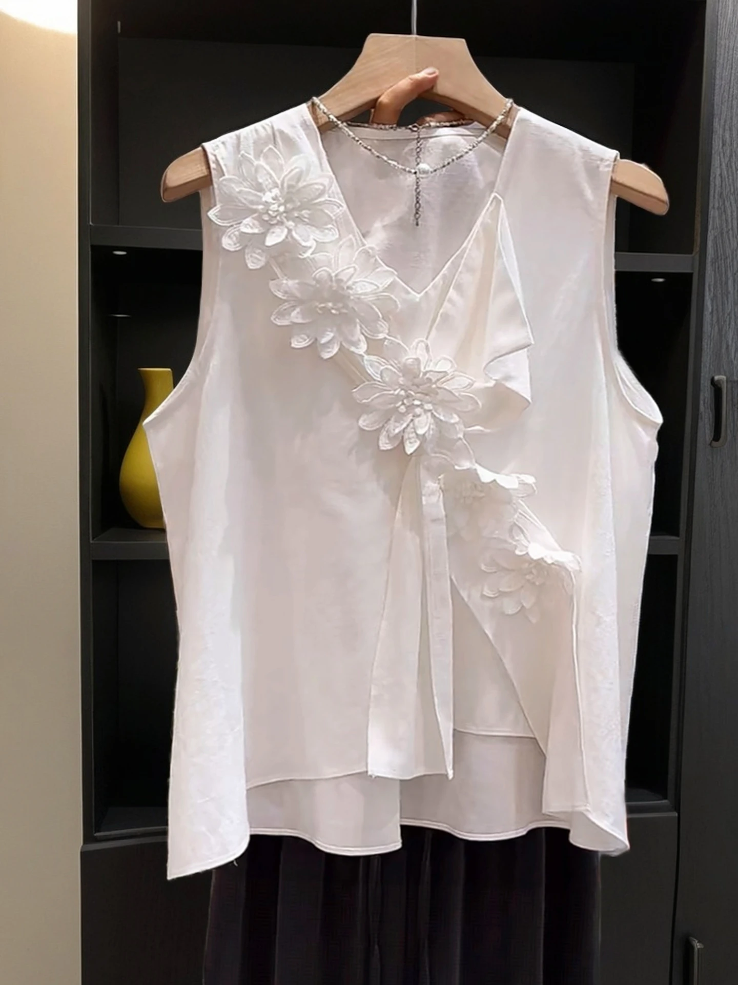 Top Estivo da Donna con Scollo a V Bianco, Ricamo Floreale Elaborato, Vestibilità Ampia, Stile Casual