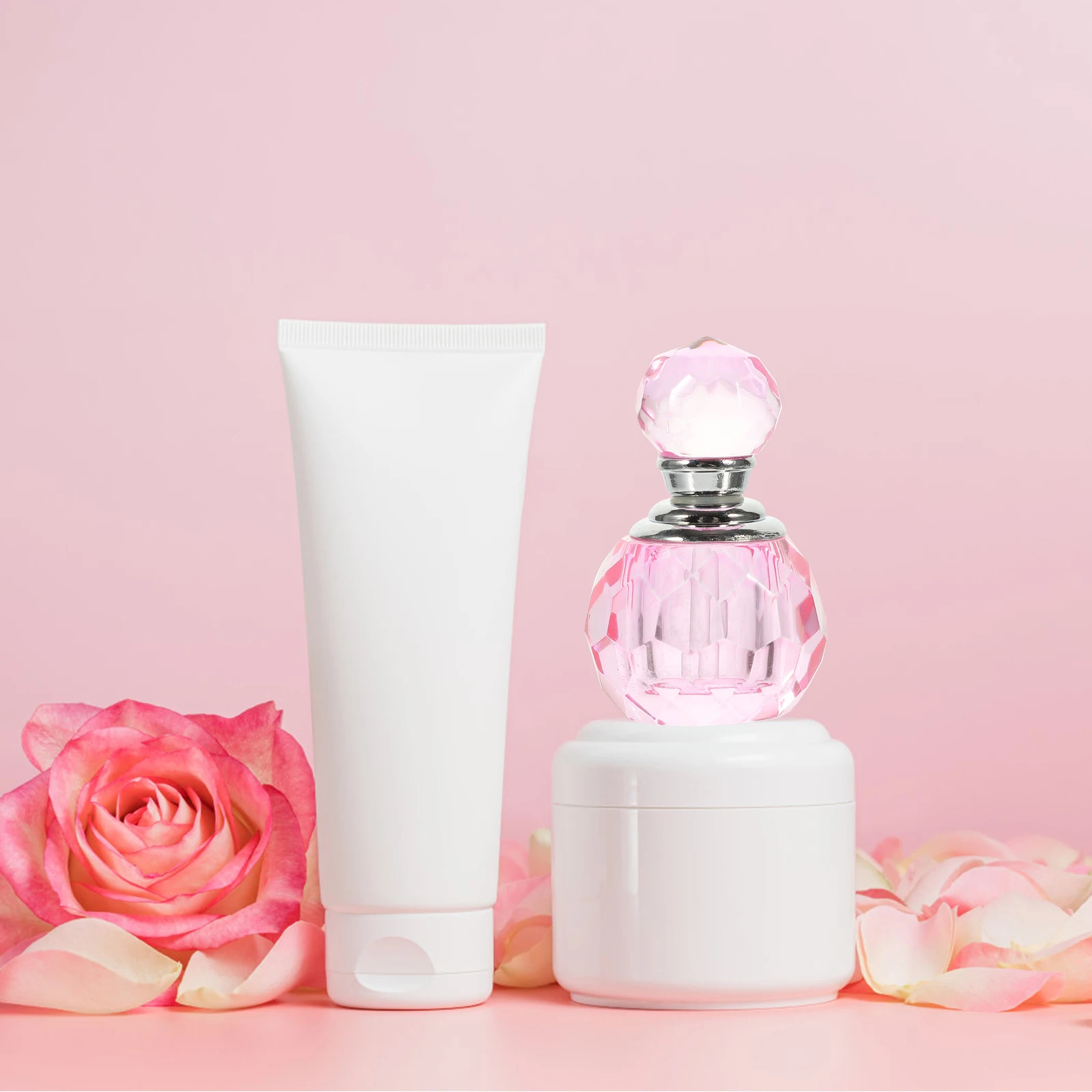 

Elegant Crystal Perfume Bottle Desktop Ornament Fine Workmanship Decorative Furnishing for Home Office Restaurant Hotel Space