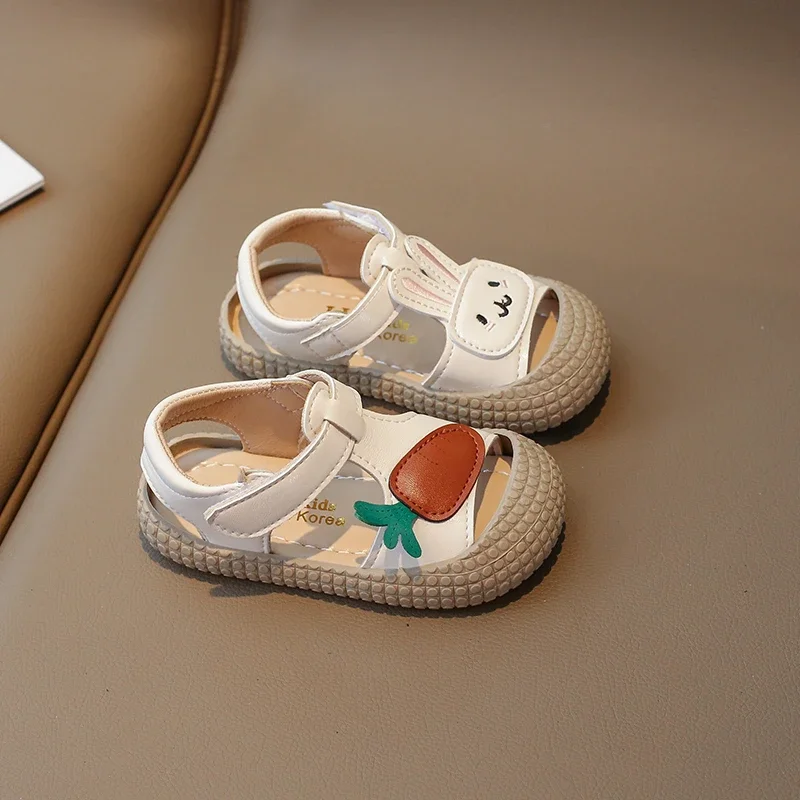 Sandali Baotou da ragazza 2025 Estate Nuove scarpe da principessa carine Scarpe da passeggio per bambini con suola morbida cava per bambini