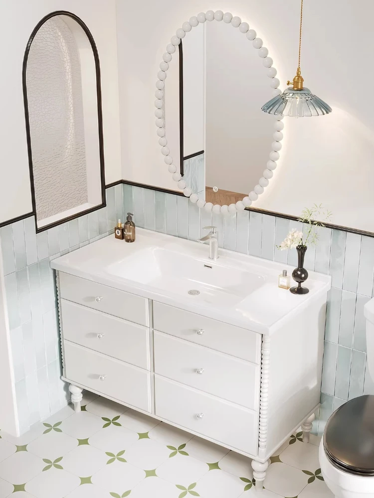 

Французский винтажный стиль, комбинированный шкаф для ванной комнаты из массива дерева от пола до потолка с интегрированной керамической раковиной.