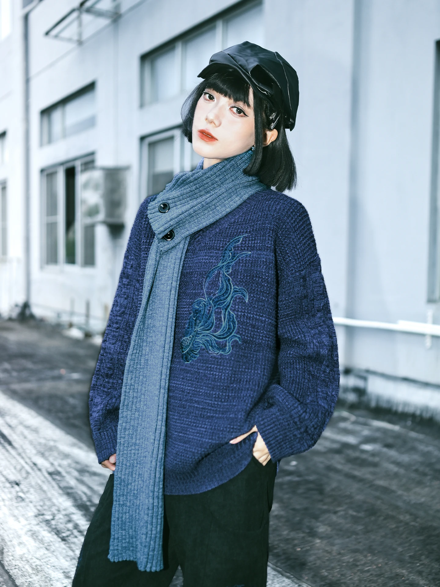 

Синий свитер с вышивкой, женский, со съемным шарфом, свободный крой, теплый, модный, с V-образным вырезом, длинный рукав, топ на зиму