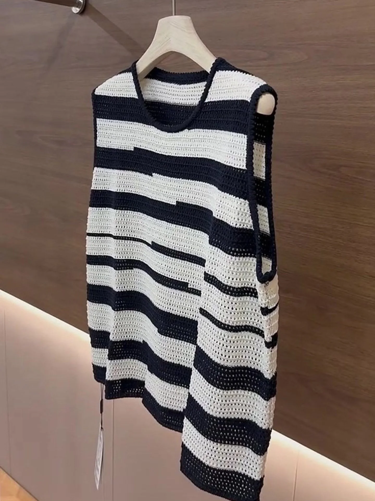 Estate 2025 Gilet lavorato a maglia scavato a righe da donna Pendolarismo Faion oulder Bared Top Svel Coreano Sle Loose Fit