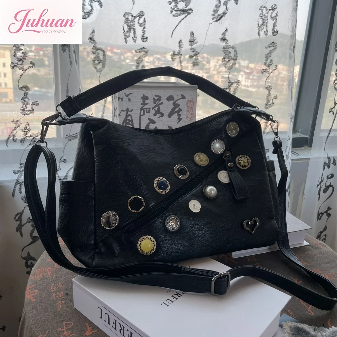 

Оригинальная женская сумка-мессенджер на плечо в стиле ретро в стиле панк с пуговицами Millennial Spice Girl, субкультурная темпераментная сумка через плечо Advanced Sense с заклепками