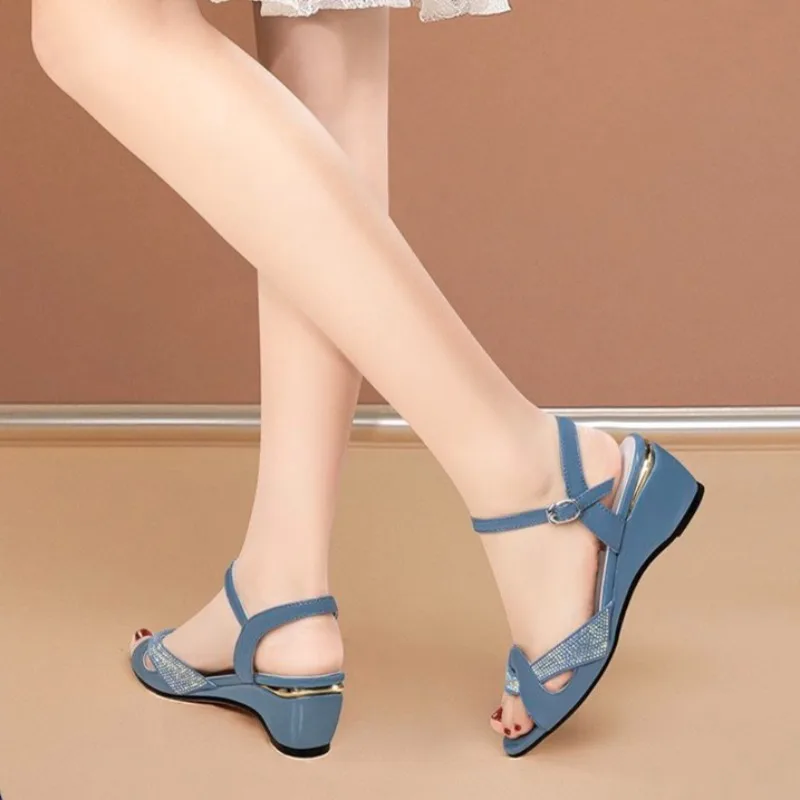 

Elegant Summer Wedges for Women Peep Toe Design Soft Leather Rhinestone Decoration 2026 Trendy Rubber Sole