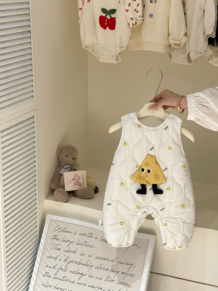 

Осенне-зимний комплект для малышей с флисовой подкладкой: милые штаны с мультяшным дизайном и удобный жилет из хлопковой смеси для активных игр.